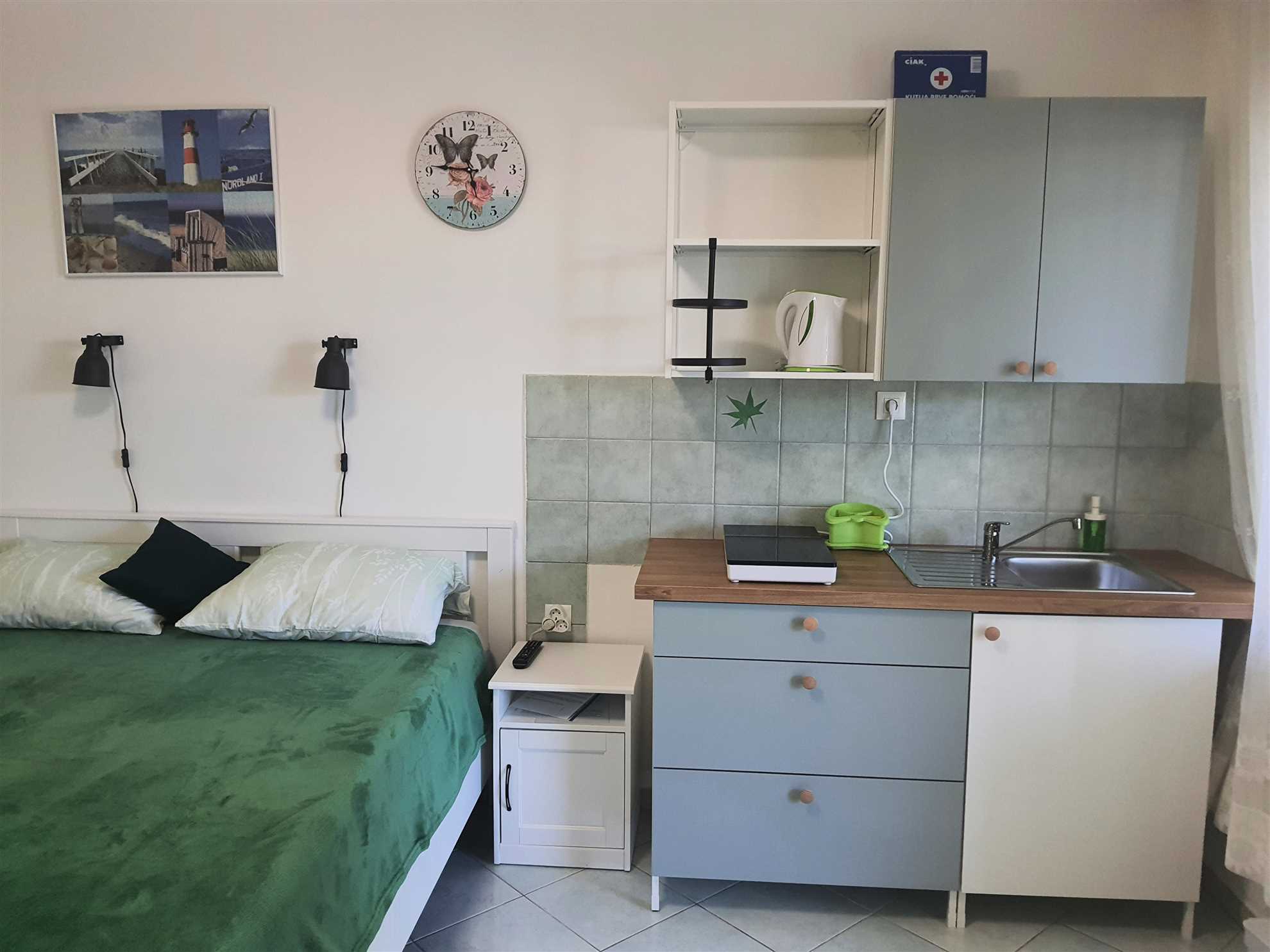Studio 100m to beach + parking