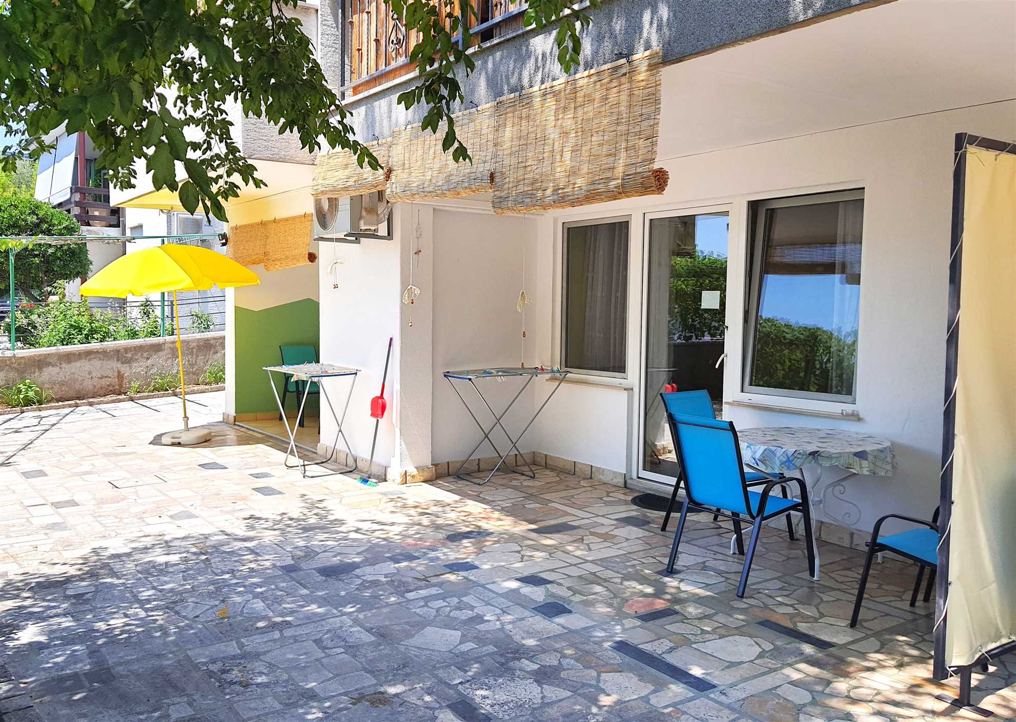 Studio 100m to beach + parking