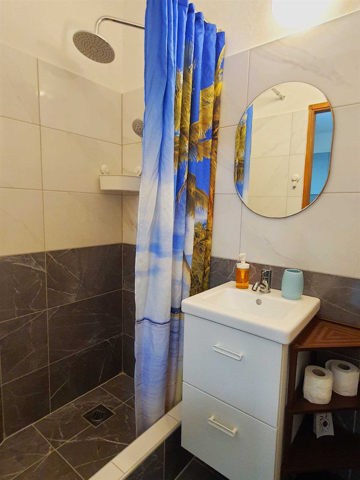 Studio 100m to beach + parking