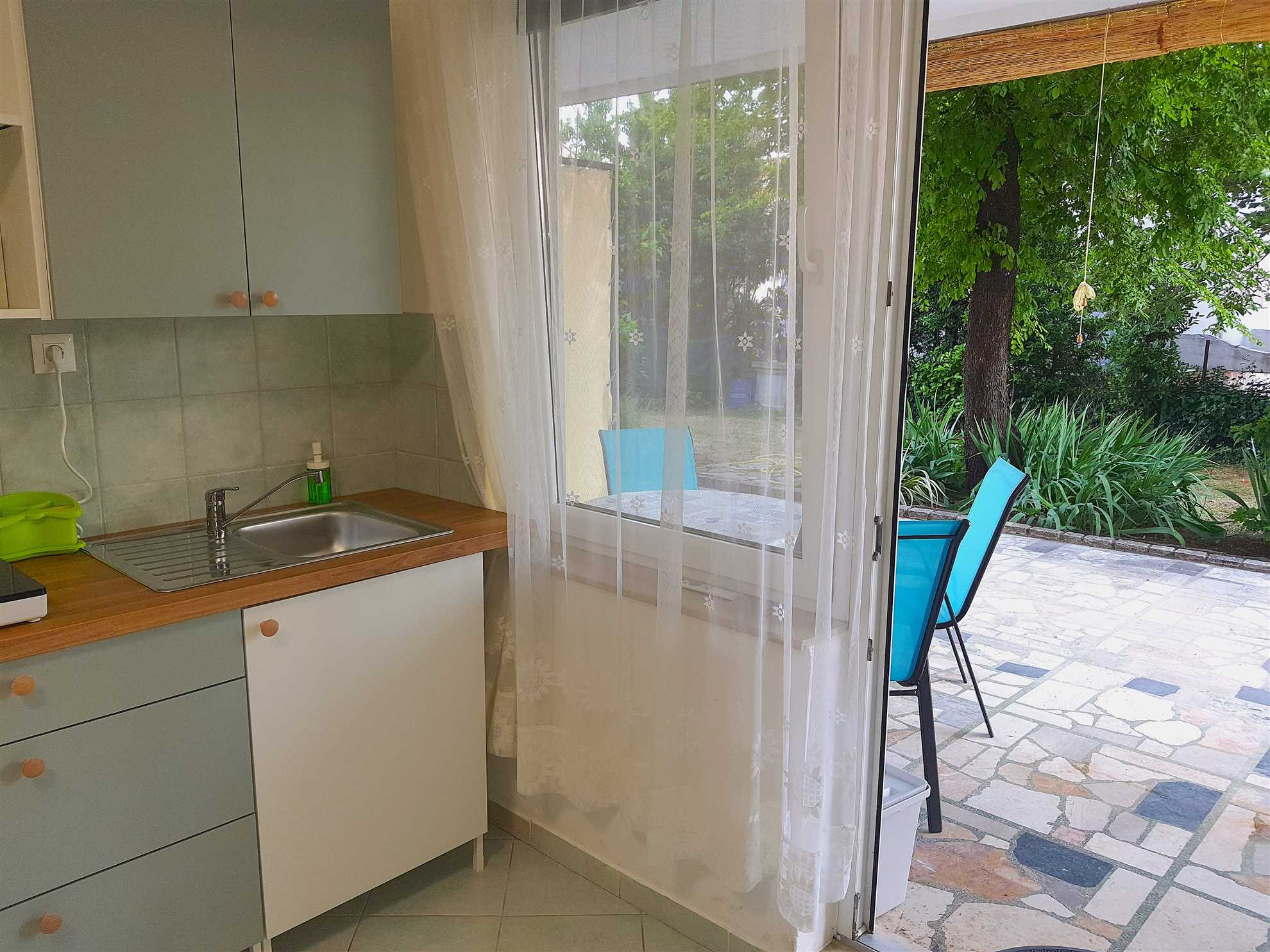 Studio 100m to beach + parking