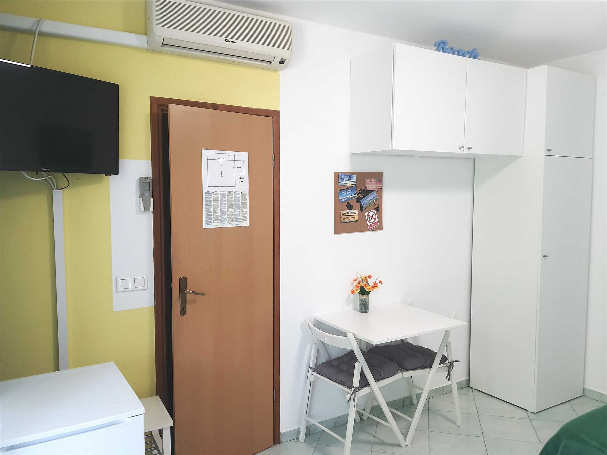 Studio 100m to beach + parking