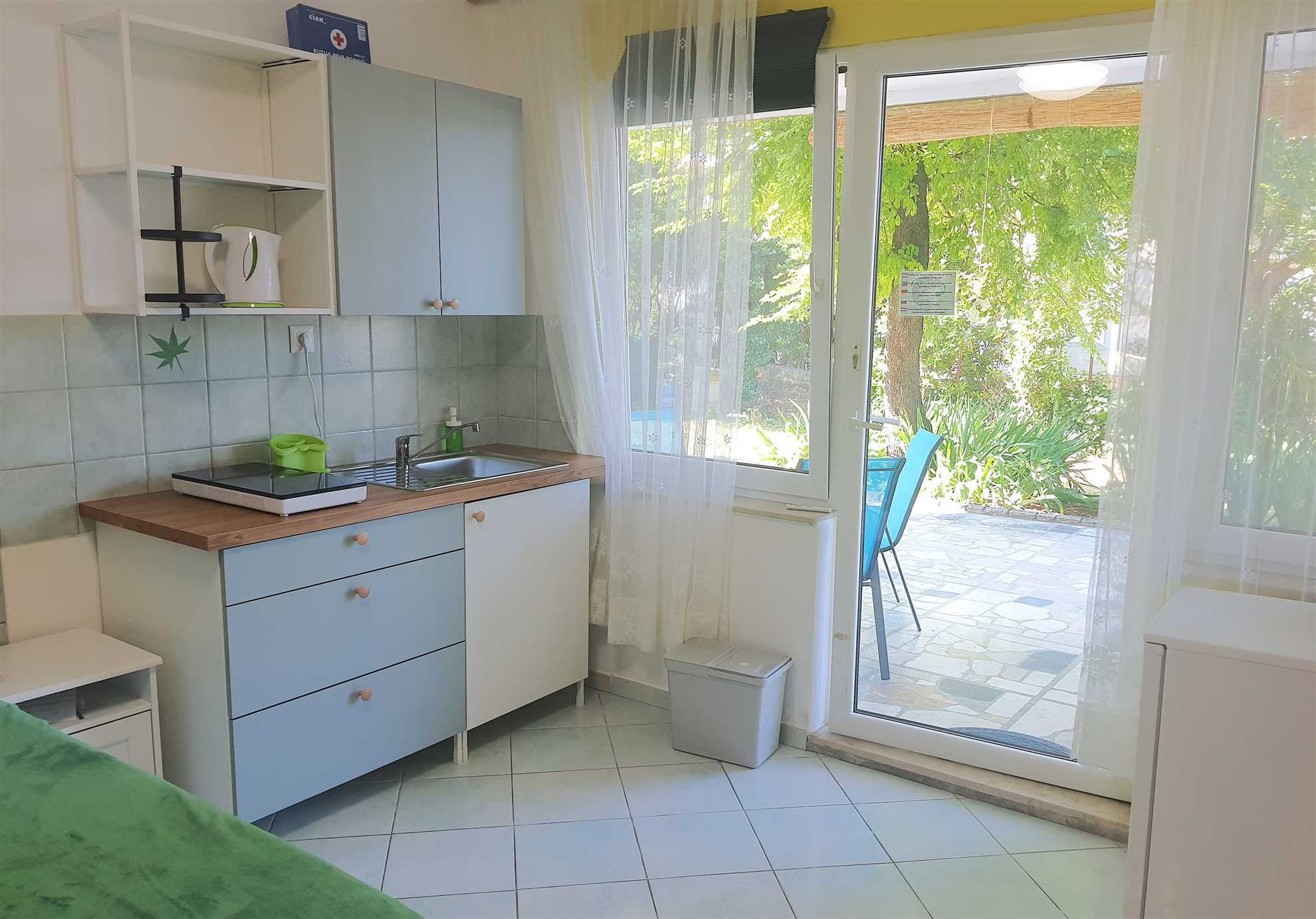Studio 100m to beach + parking