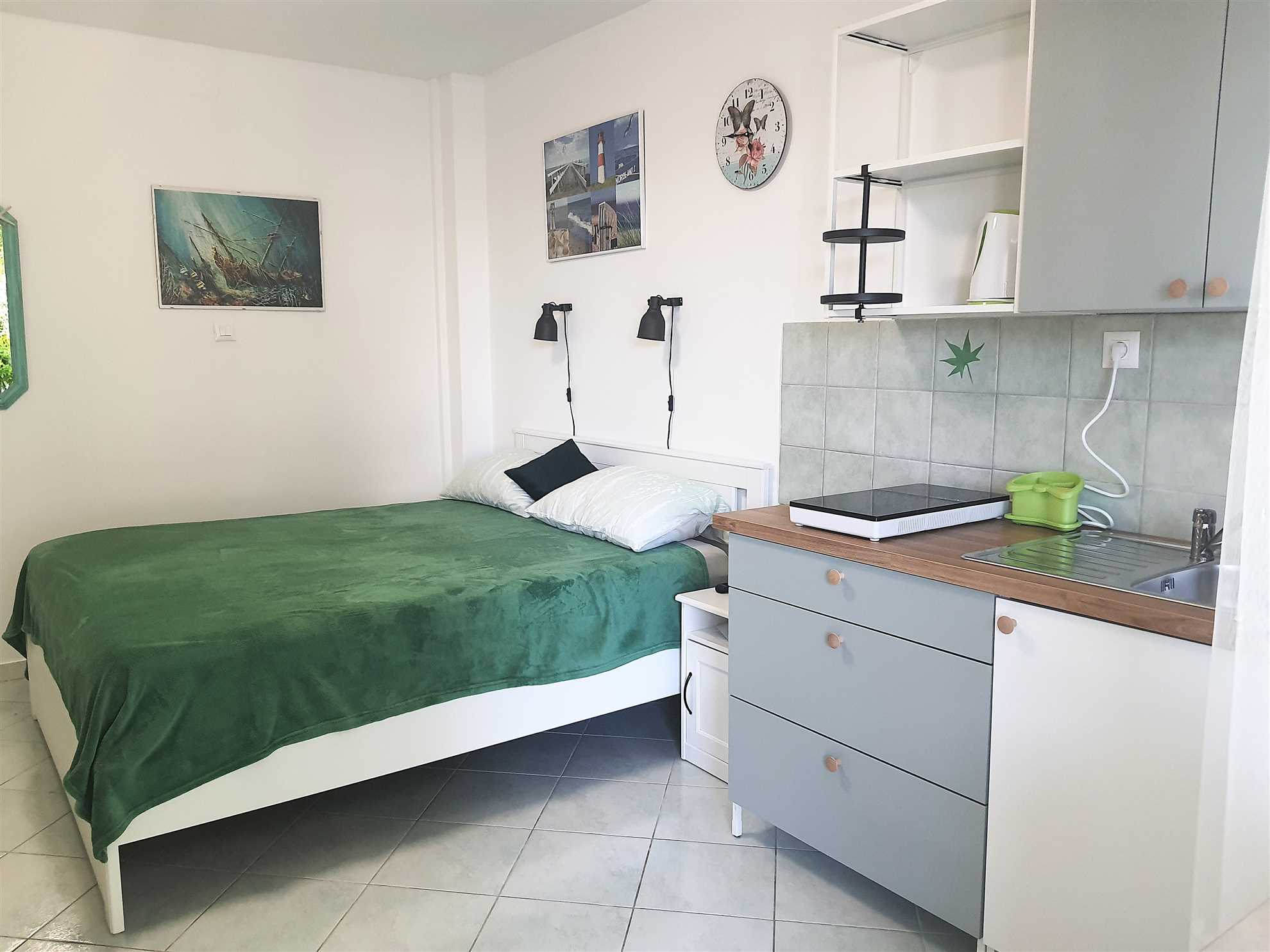 Studio 100m to beach + parking