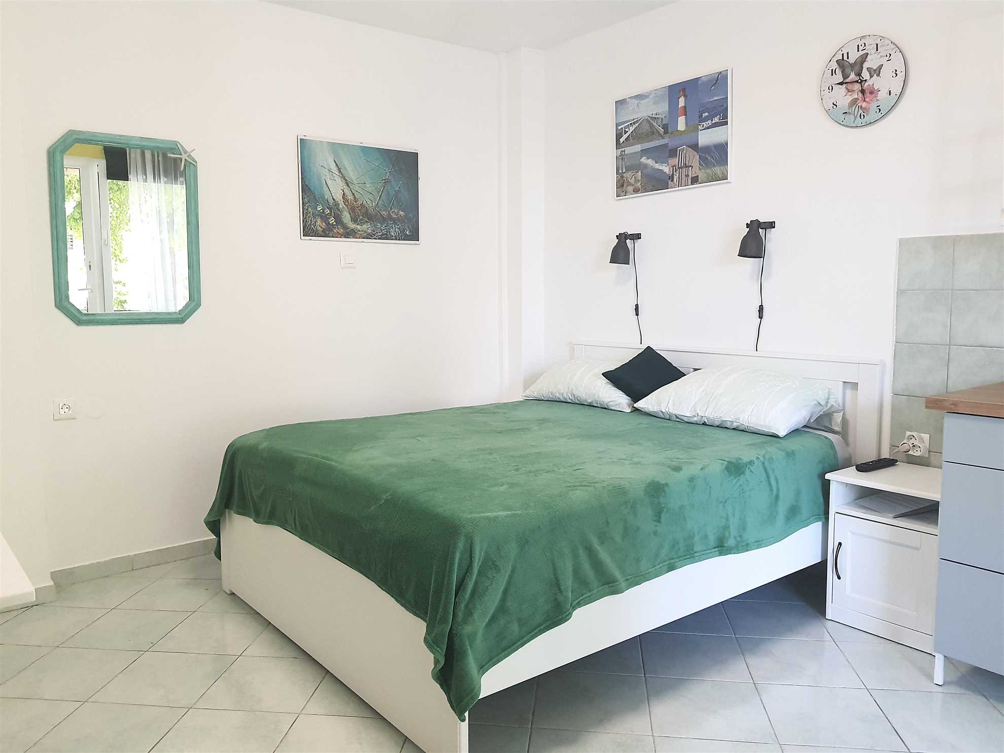 Studio 100m to beach + parking