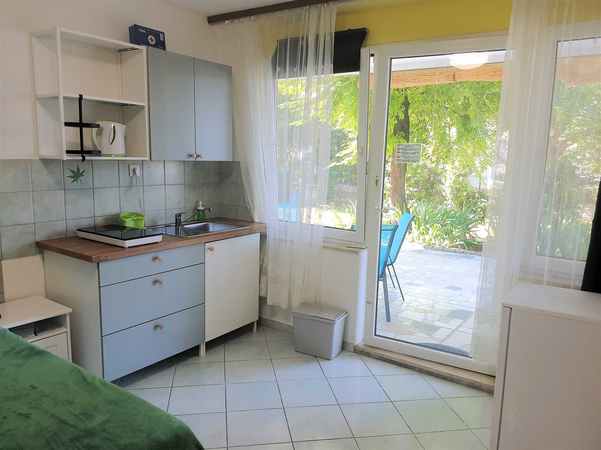 Studio 100m to beach + parking