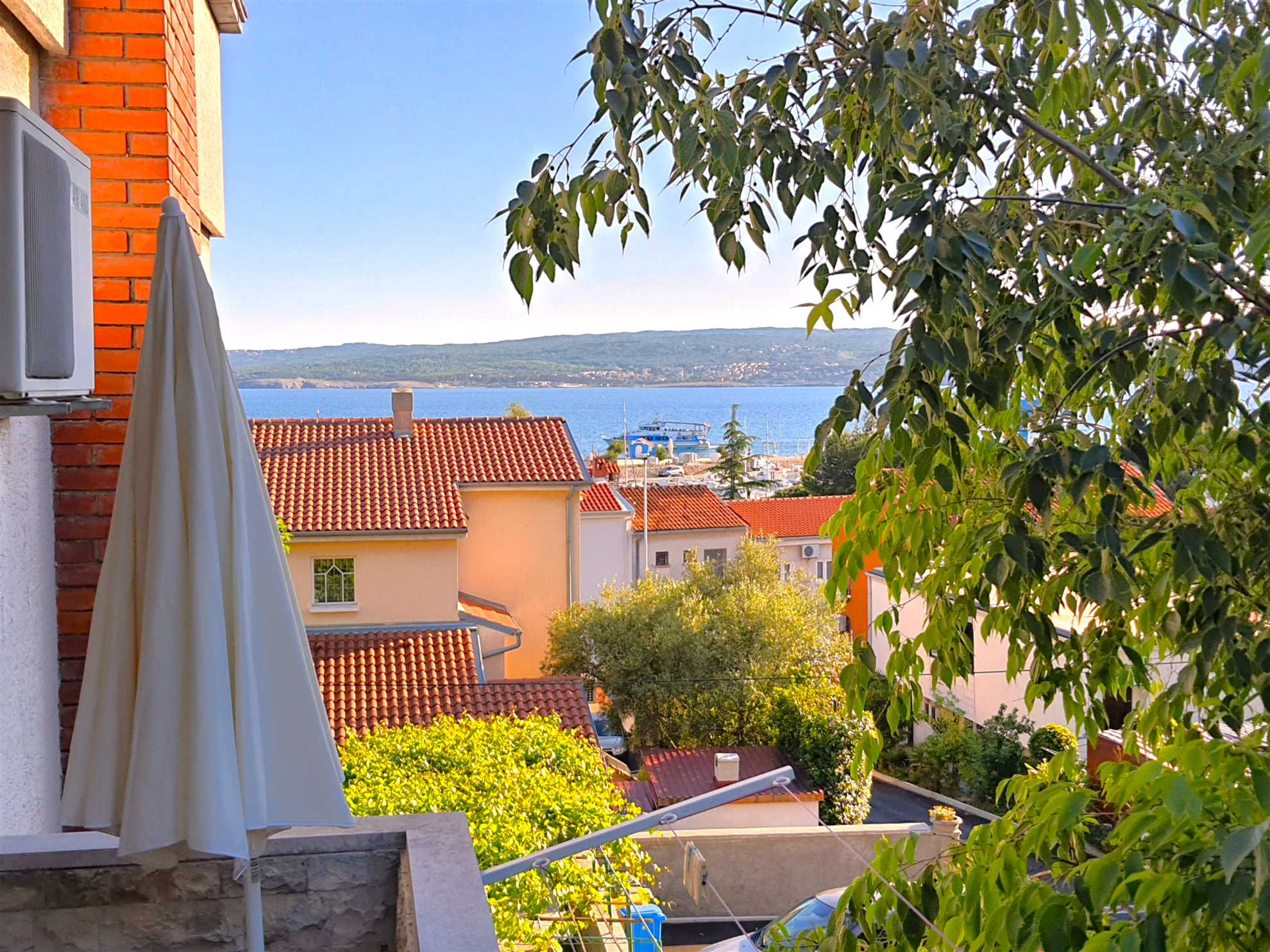 Sea view+parking, 100m to beach