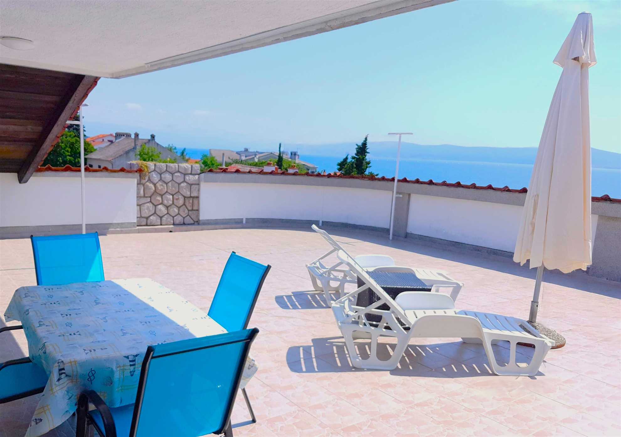 Sea view+parking, 100m to beach
