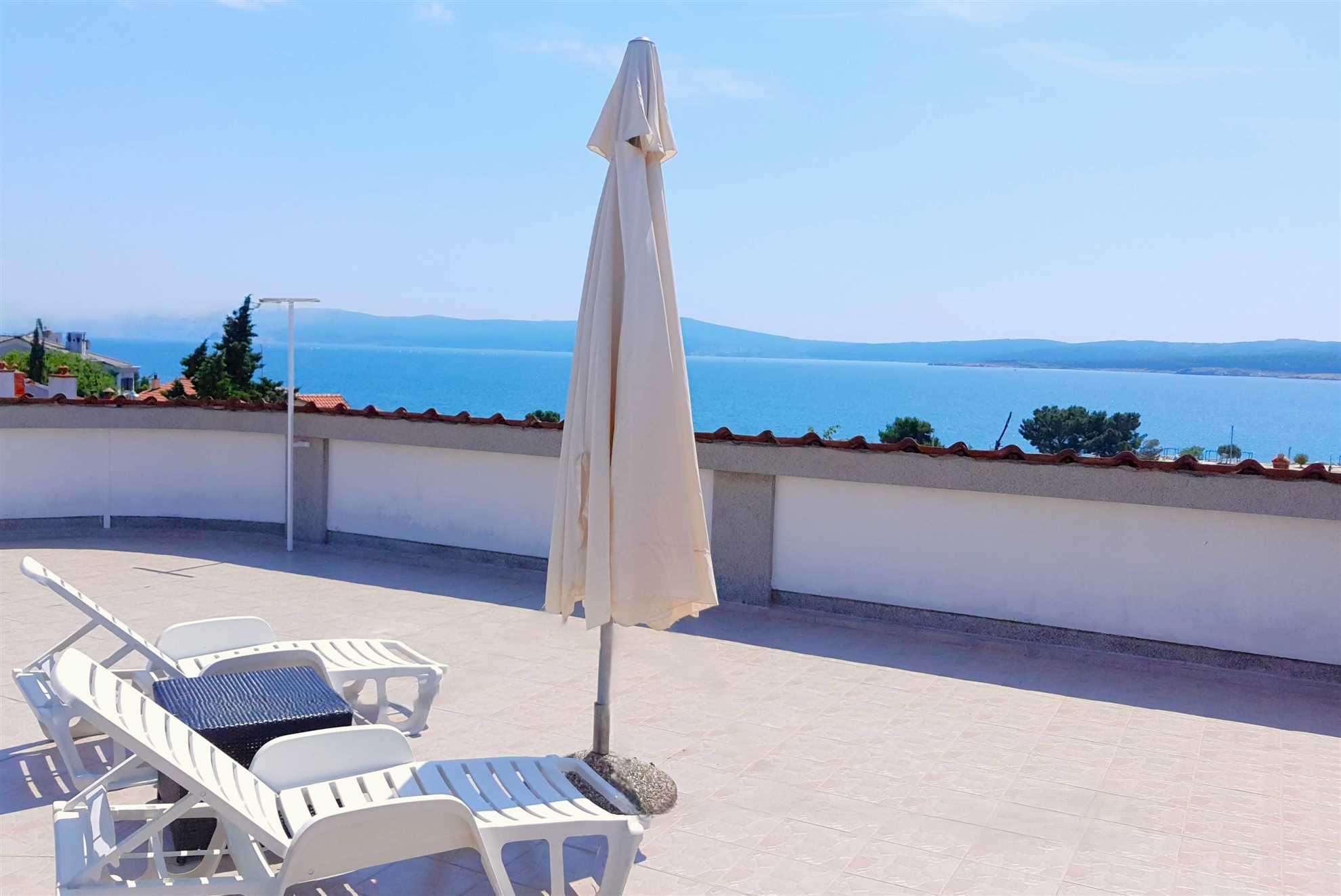 Sea view+parking, 100m to beach