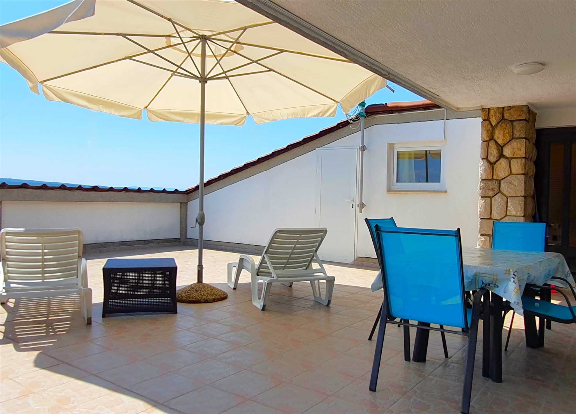 Sea view+parking, 100m to beach