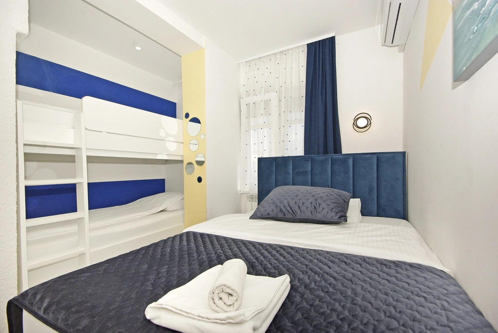Split Apartment for 5 Guests with Jacuzzi Bathtub