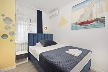 Split Apartment for 5 Guests with Jacuzzi Bathtub