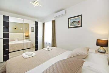 Split Apartment for 5 Guests with Jacuzzi Bathtub