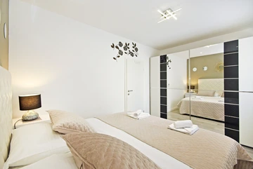 Split Apartment for 5 Guests with Jacuzzi Bathtub