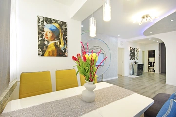 Split Apartment for 5 Guests with Jacuzzi Bathtub