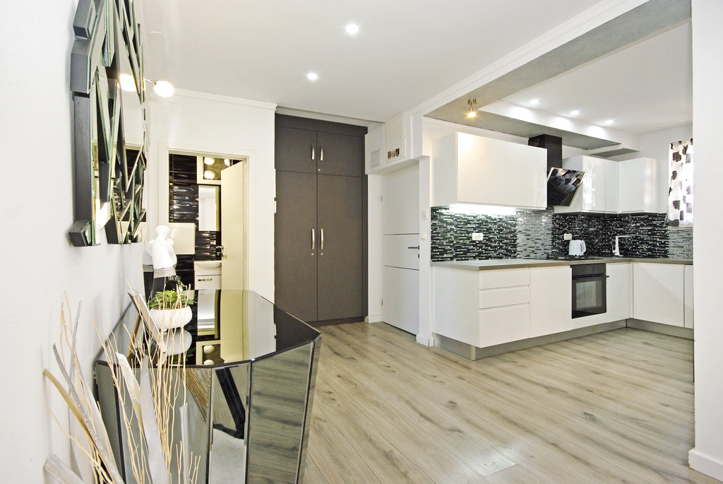 Split Apartment for 5 Guests with Jacuzzi Bathtub
