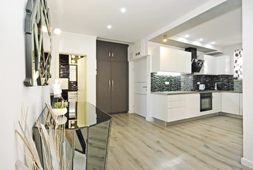 Split Apartment for 5 Guests with Jacuzzi Bathtub