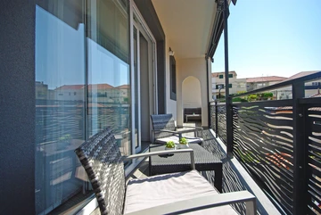 Split Apartment for 5 Guests with Jacuzzi Bathtub