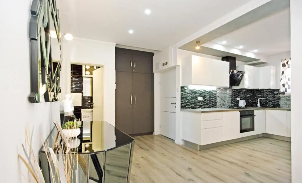 Split Apartment for 5 Guests with Jacuzzi Bathtub