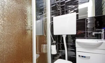 Split Apartment for 5 Guests with Jacuzzi Bathtub