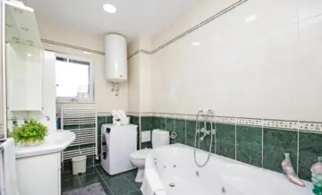 Split Apartment for 5 Guests with Jacuzzi Bathtub