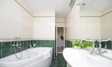 Split Apartment for 5 Guests with Jacuzzi Bathtub