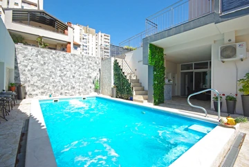 Split Apartment for 5 Guests with Jacuzzi Bathtub