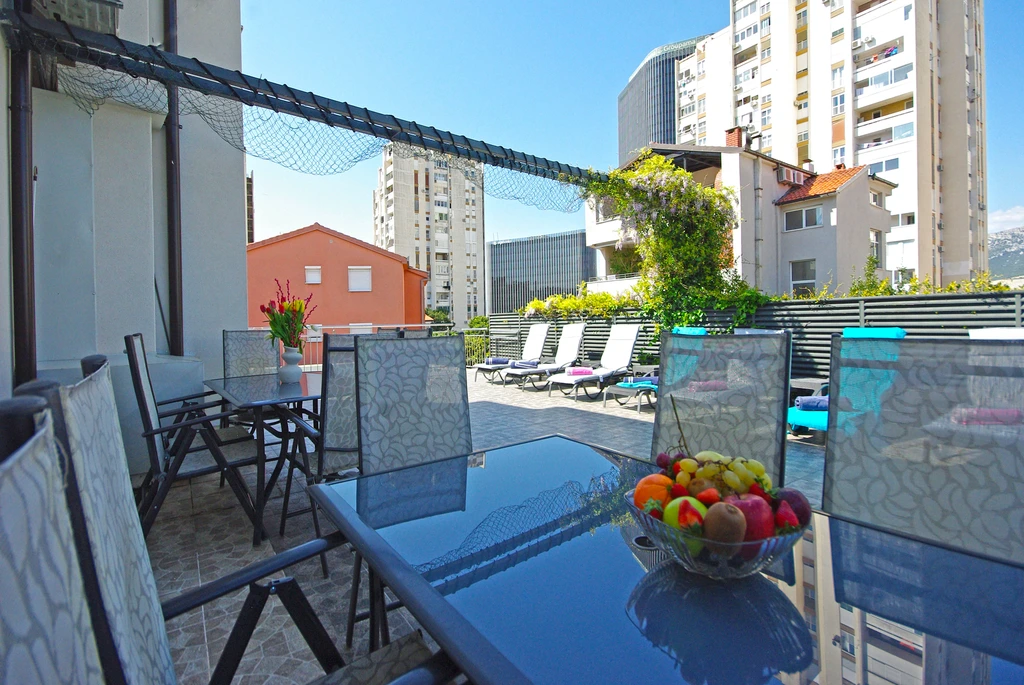 Split Apartment for 5 Guests with Jacuzzi Bathtub