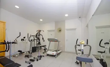 Split Apartment for 5 Guests with Jacuzzi Bathtub