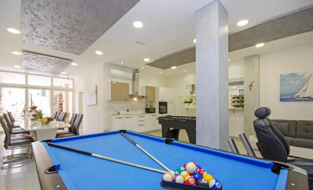 Split Apartment for 5 Guests with Jacuzzi Bathtub