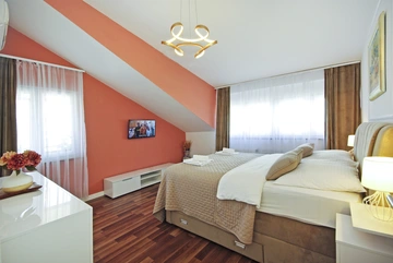 2-Bedroom Apartment in Split for Up to 5