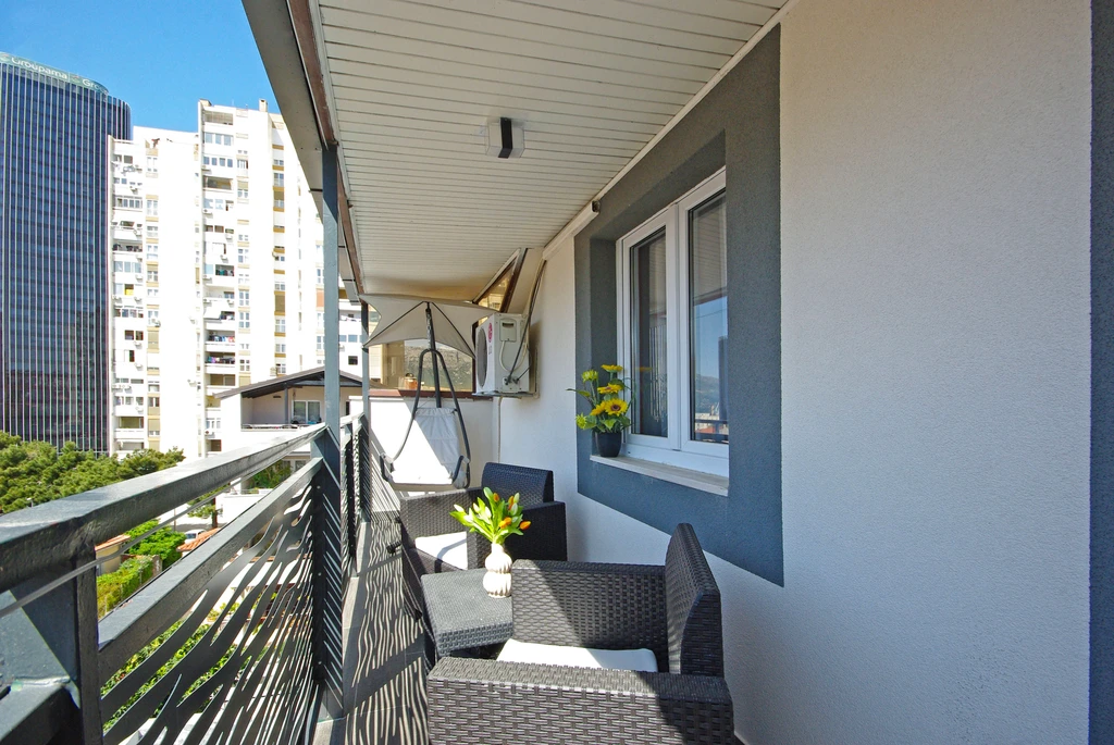 2-Bedroom Apartment in Split for Up to 5