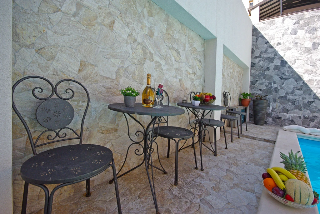 2-Bedroom Apartment in Split for Up to 5