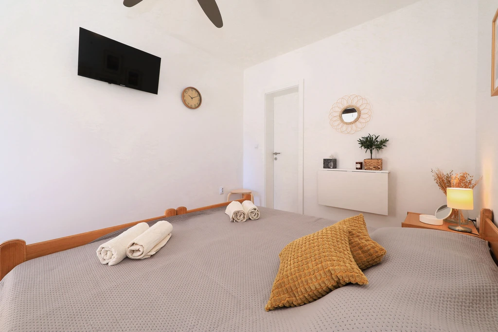 Hibis, No 2, Schönes Doppelzimmer mit Bad nur 150 m vom Strand