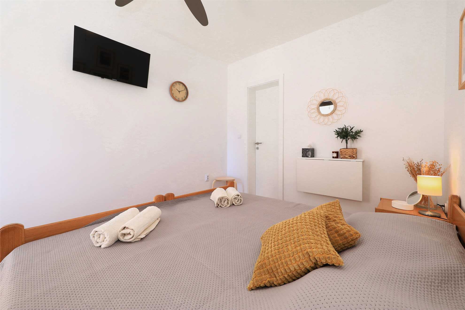 Hibis, No. 2, beautiful double room with bathroom just 150 m from the beach