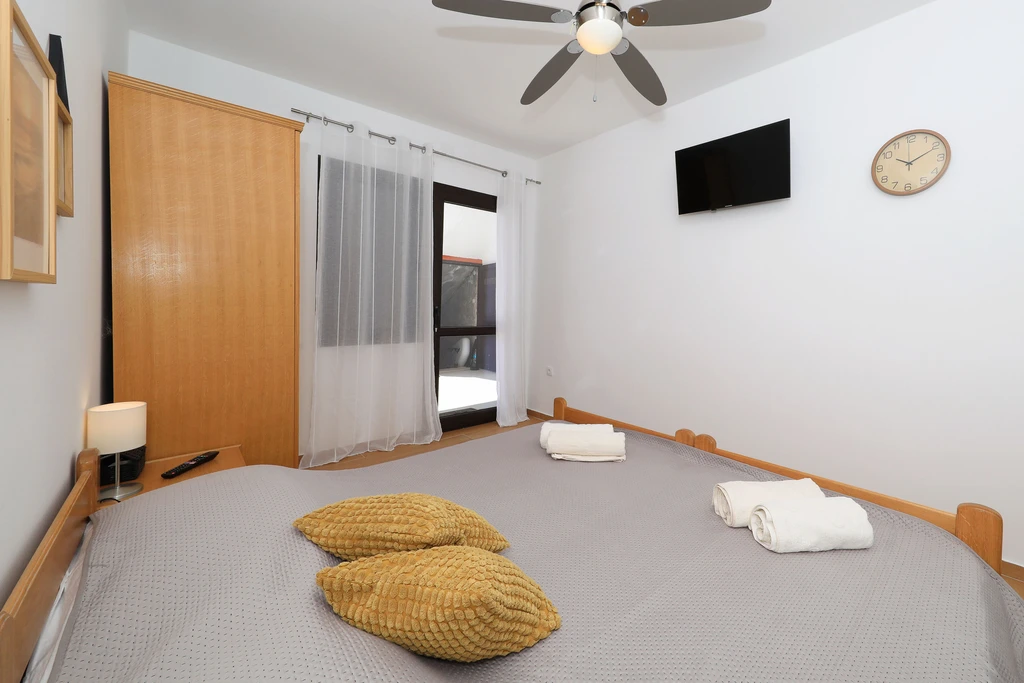 Hibis, No 2, Schönes Doppelzimmer mit Bad nur 150 m vom Strand
