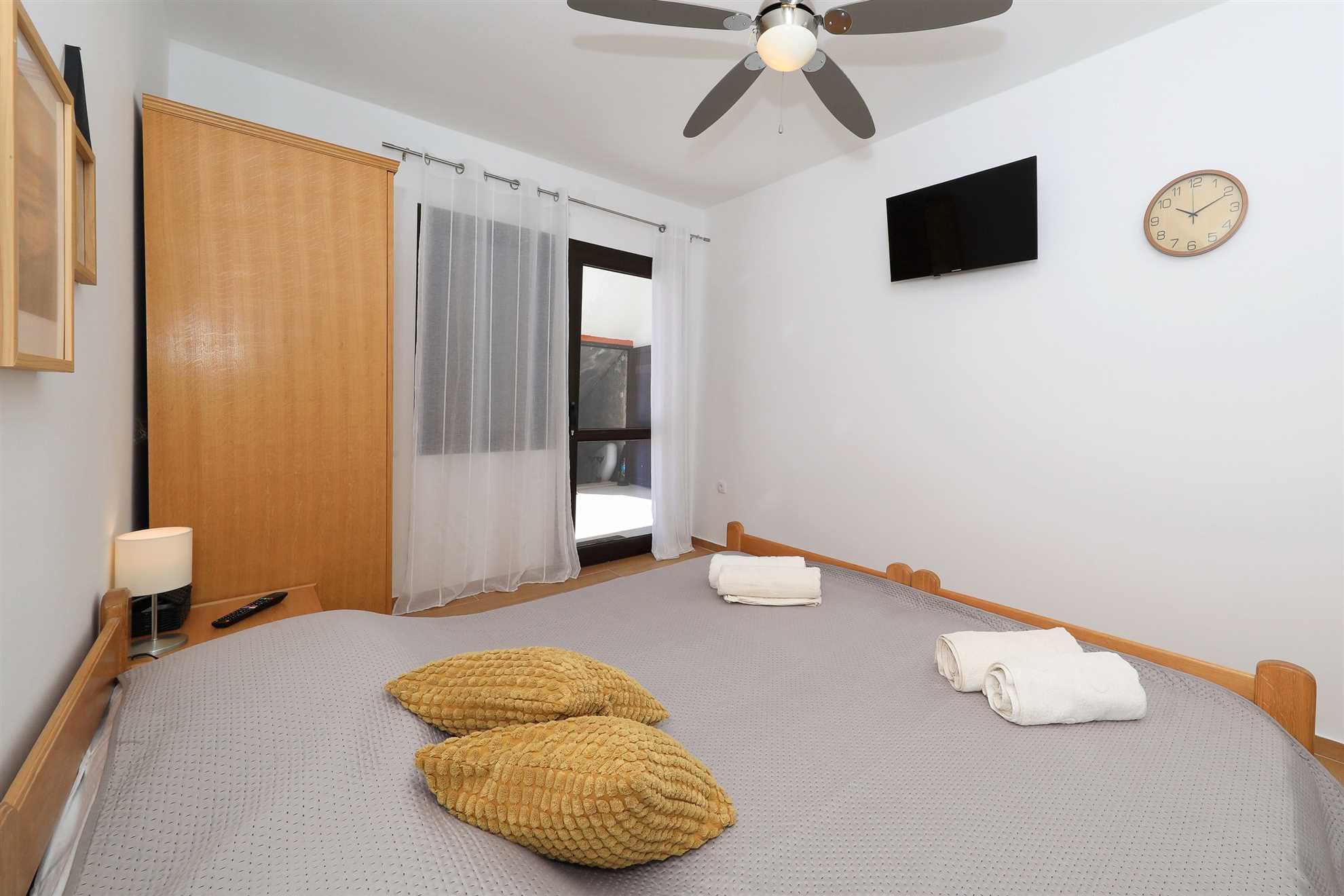 Hibis, No. 2, beautiful double room with bathroom just 150 m from the beach