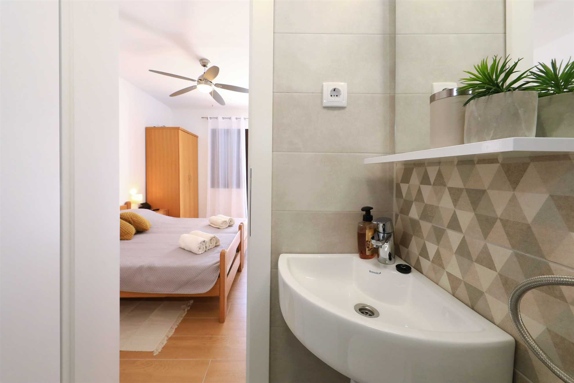 Hibis, No. 2, beautiful double room with bathroom just 150 m from the beach