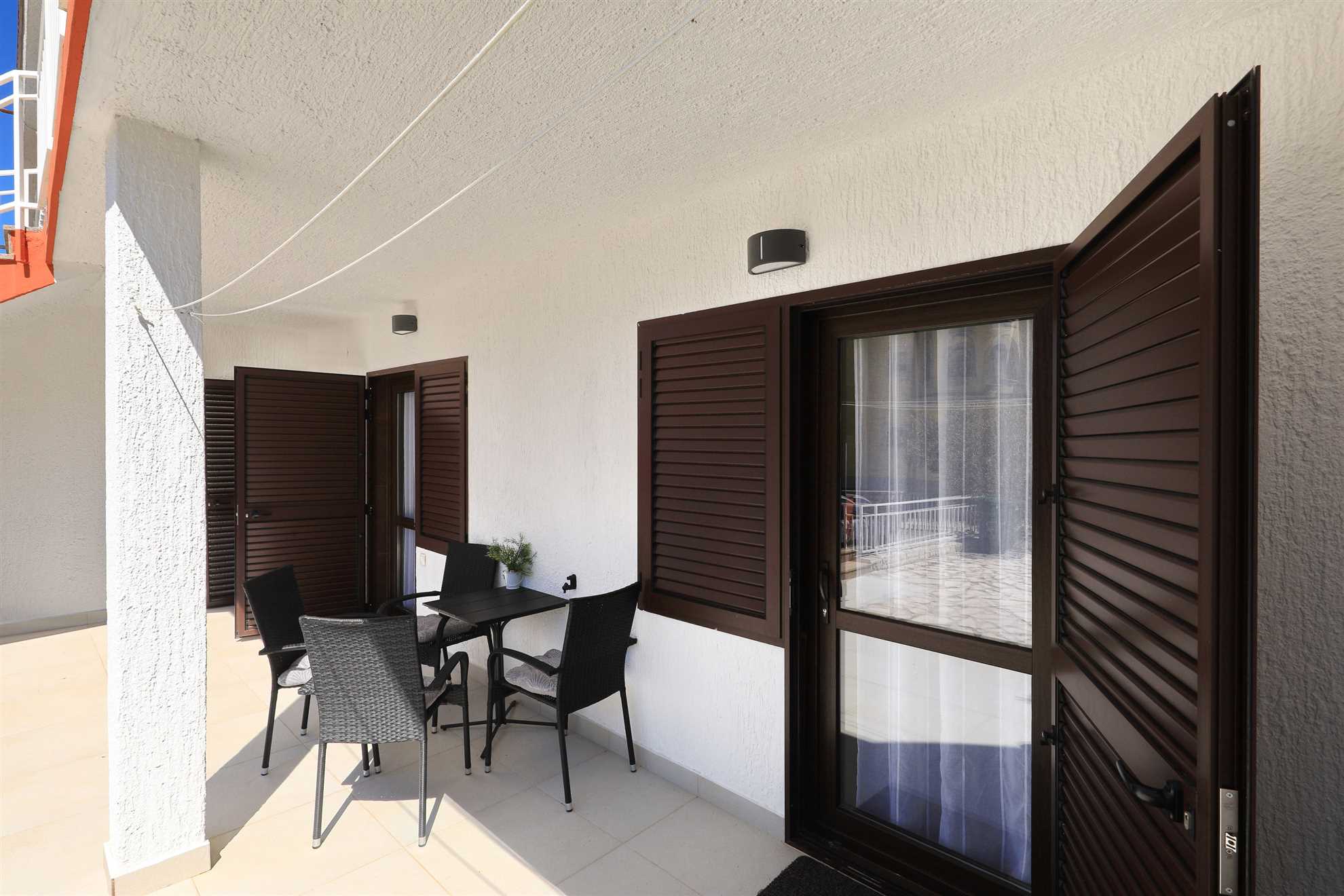 Hibis, No. 2, beautiful double room with bathroom just 150 m from the beach