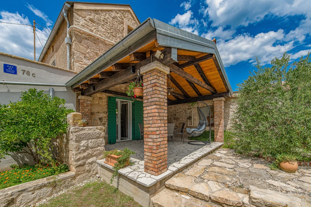 Joviraz, Steinhaus mit Veranda und Whirlpool in