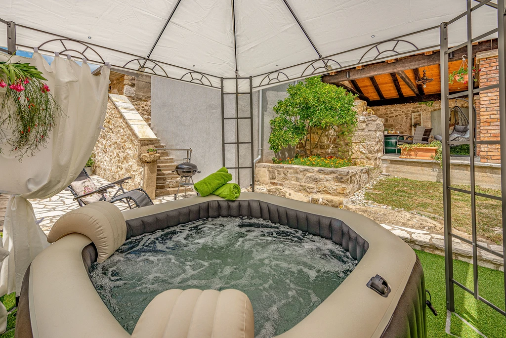 Joviraz, Steinhaus mit Veranda und Whirlpool in