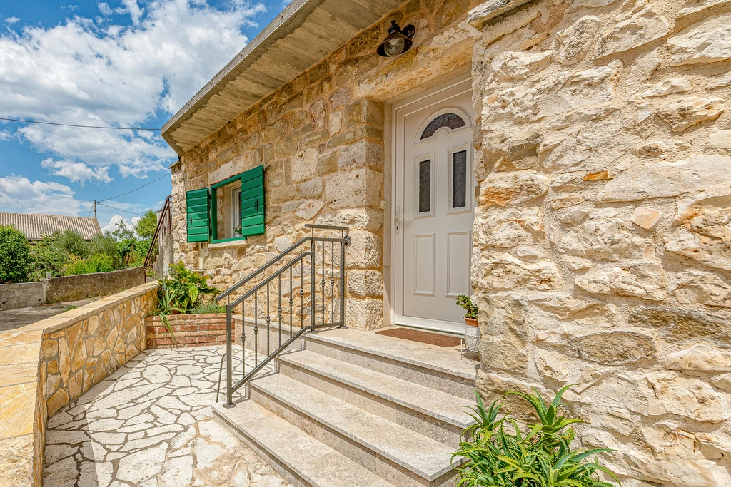 Joviraz, Steinhaus mit Veranda und Whirlpool in
