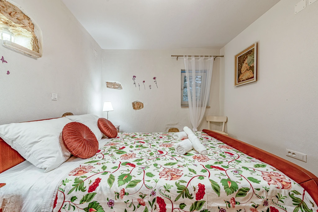 Joviraz, Steinhaus mit Veranda und Whirlpool in