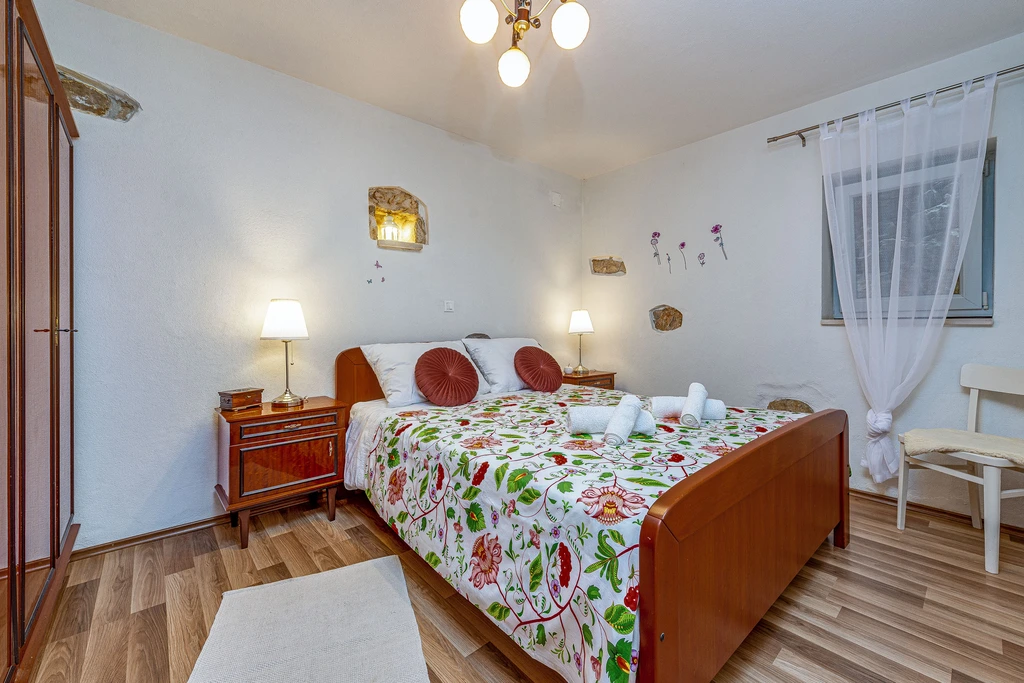 Joviraz, Steinhaus mit Veranda und Whirlpool in