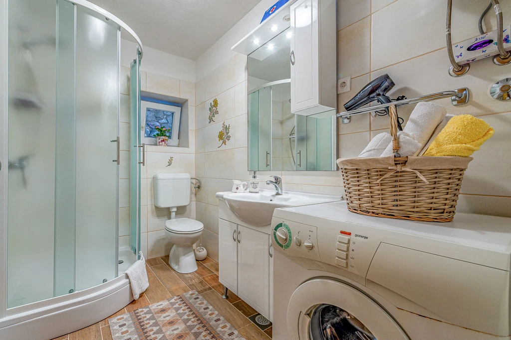 Joviraz, Steinhaus mit Veranda und Whirlpool in