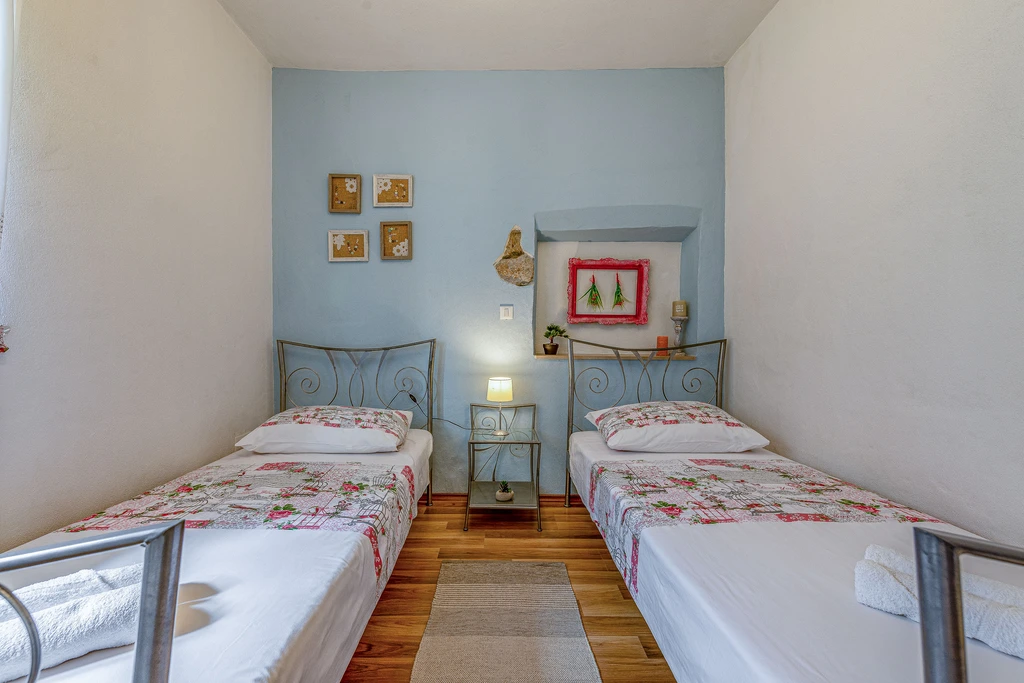 Joviraz, Steinhaus mit Veranda und Whirlpool in
