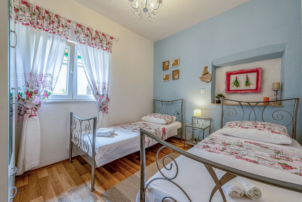 Joviraz, Steinhaus mit Veranda und Whirlpool in