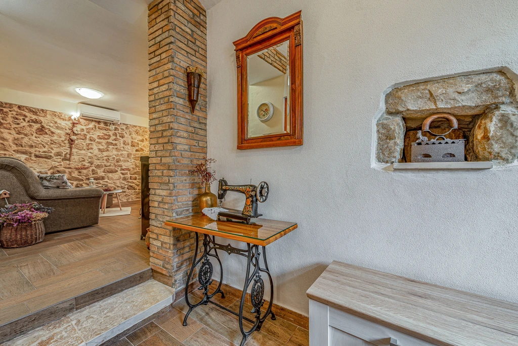 Joviraz, Steinhaus mit Veranda und Whirlpool in