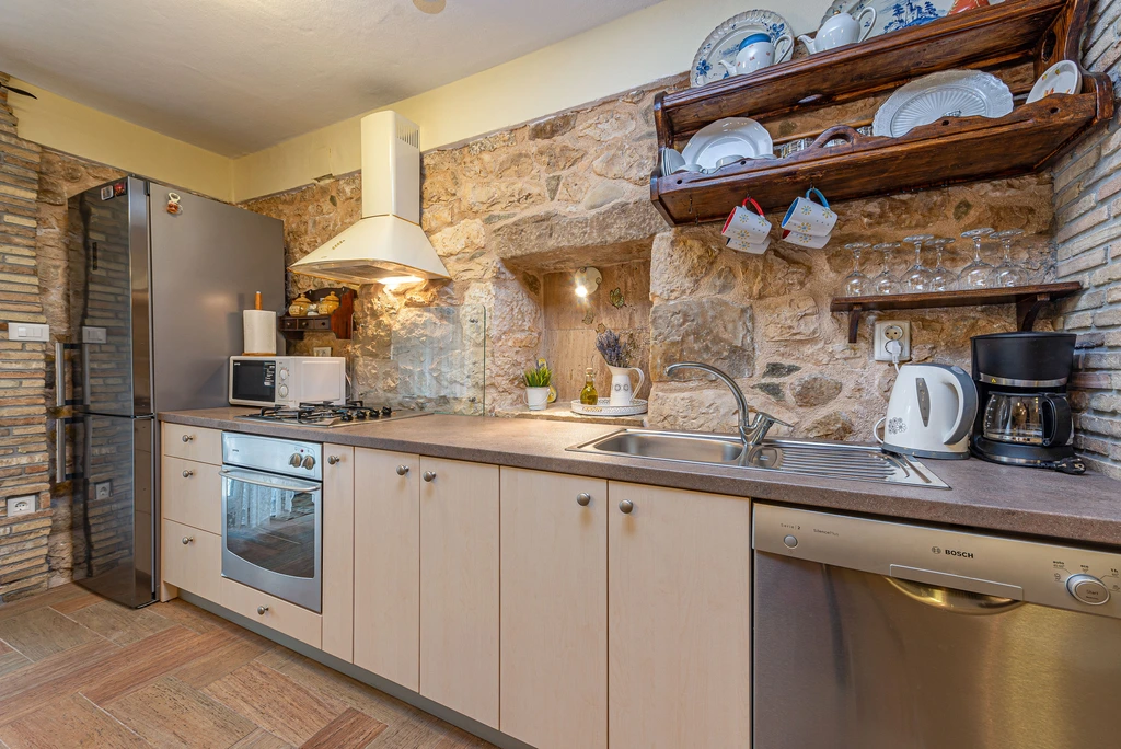 Joviraz, Steinhaus mit Veranda und Whirlpool in