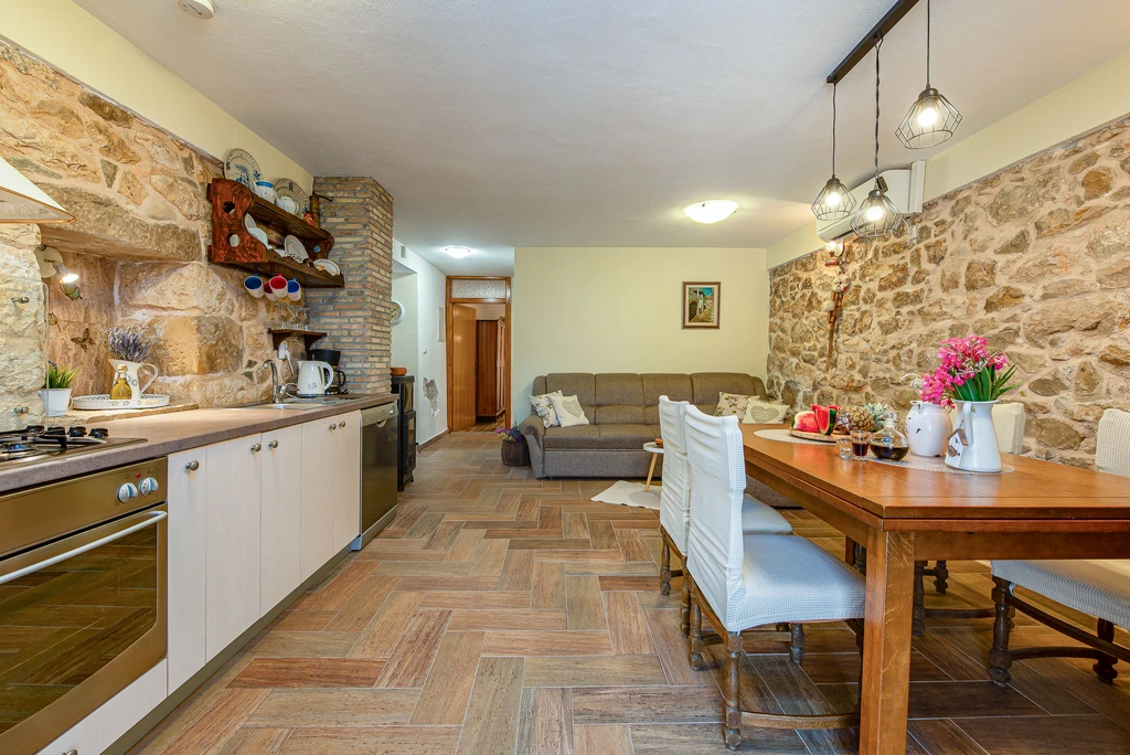 Joviraz, Steinhaus mit Veranda und Whirlpool in