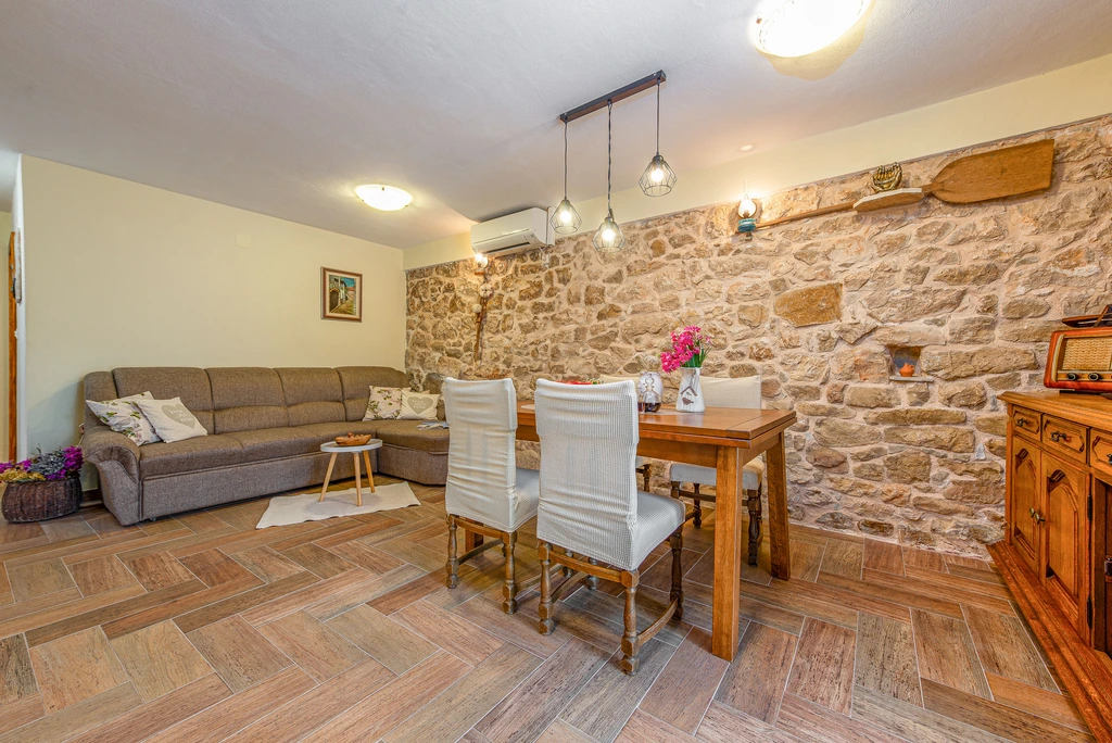 Joviraz, Steinhaus mit Veranda und Whirlpool in